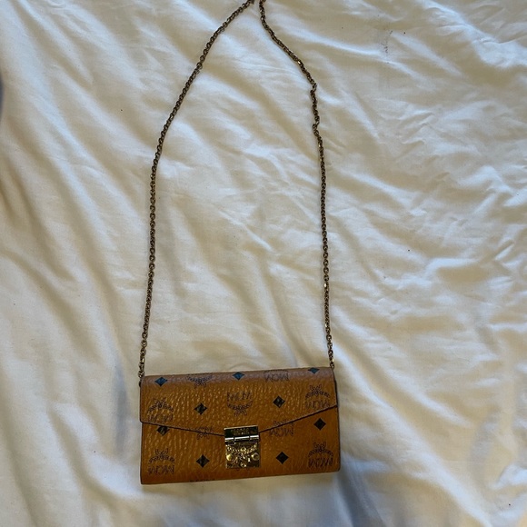 Small MCM wallet on chain in visetos - Picture 1 of 2